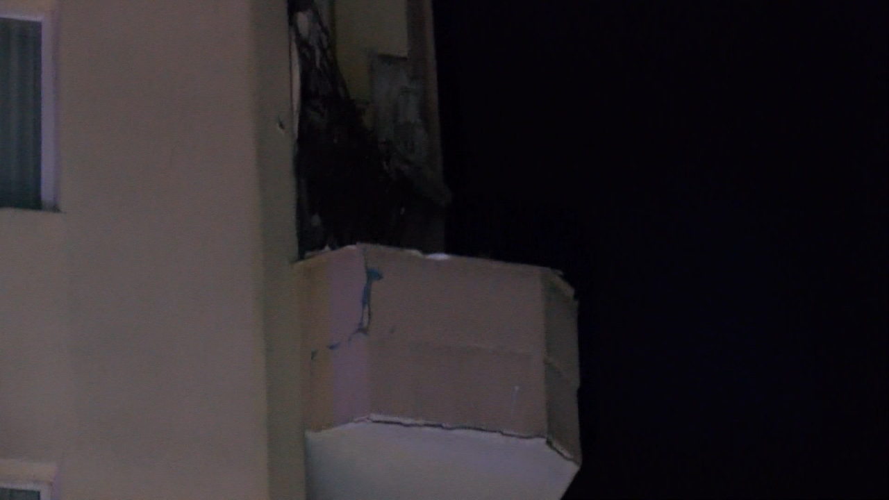 Kadıköy’de 6 katlı binanın 5. kat balkonu çöktü! Bina tahliye edildi