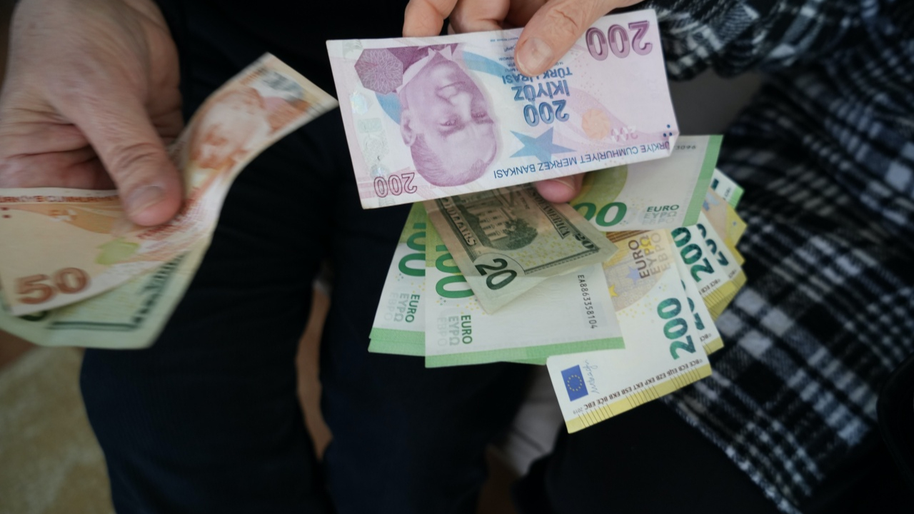 Samsun’da örnek davranış! İçi dolar dolu cüzdanı polise teslim eden çift yürekleri ısıttı