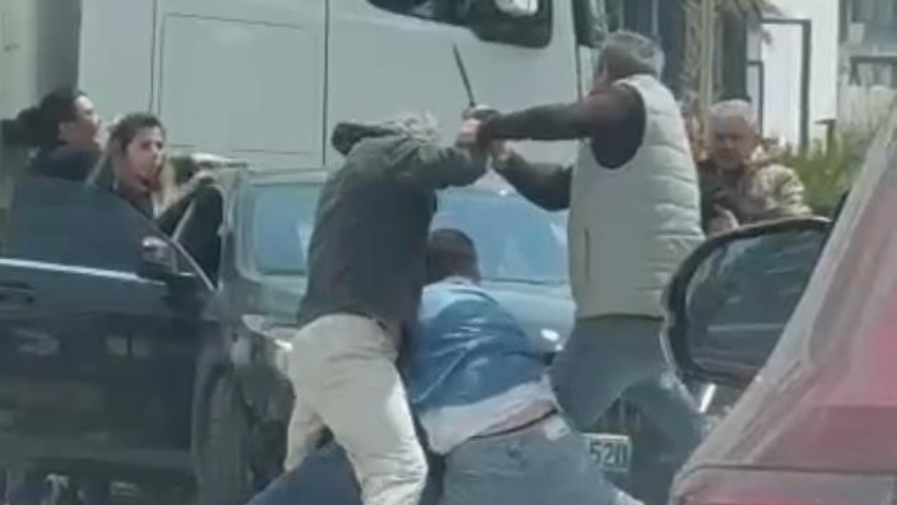 Trafikte dehşet! Satırlı kavga kamerada, polis saldırganı arıyor