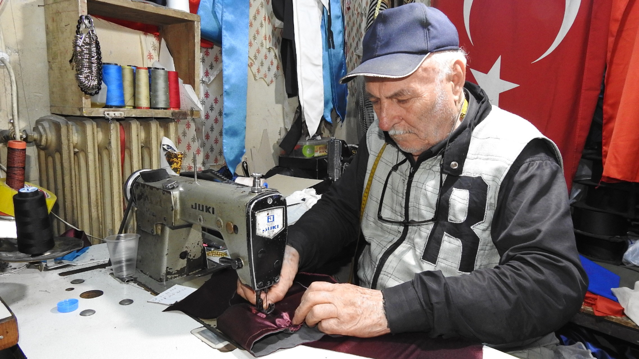 Gaziantep’in emektar terzisi! 60 yıldır cübbe dikiyor, mesleğine aşkla bağlı!