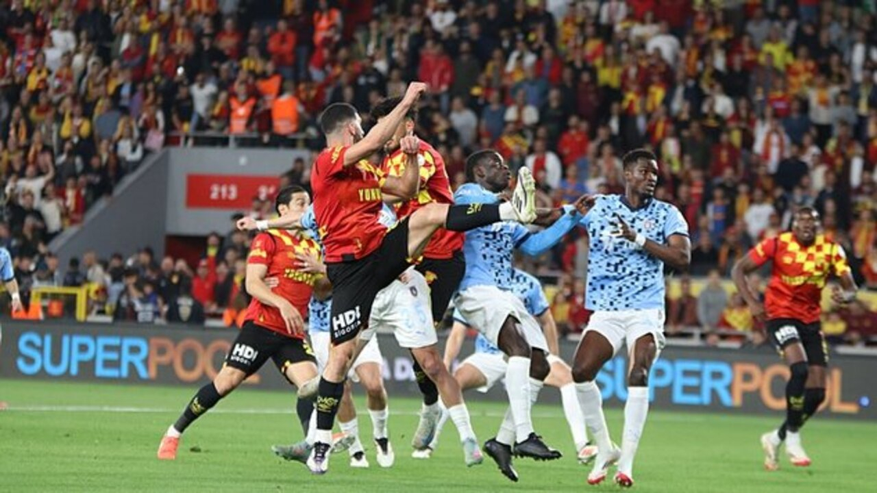 Başakşehir'in serisi bitti, Göztepe galibiyet hasretini dindirdi (Göztepe 4 - 1 Başakşehir | Maçın özeti)