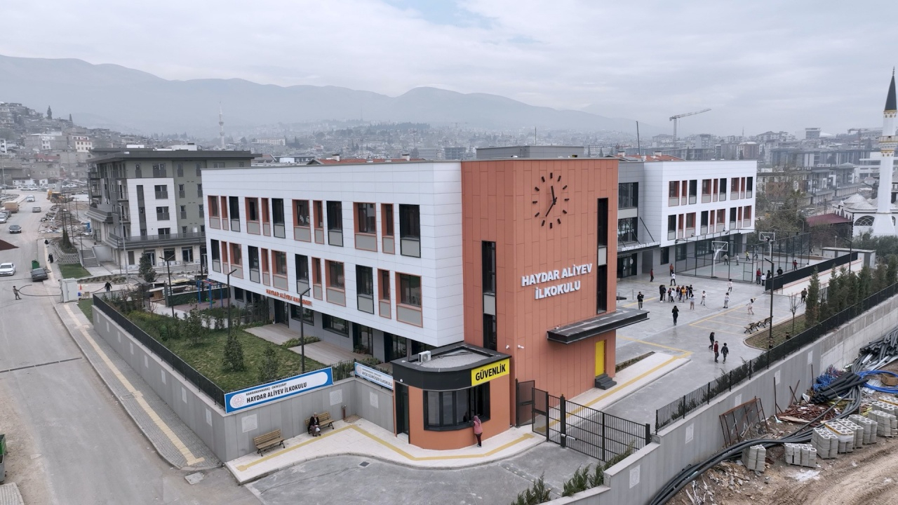 Bakan Kurum’dan Kahramanmaraş’ta müjde! Afetlere dirençli Haydar Aliyev İlkokulu açıldı