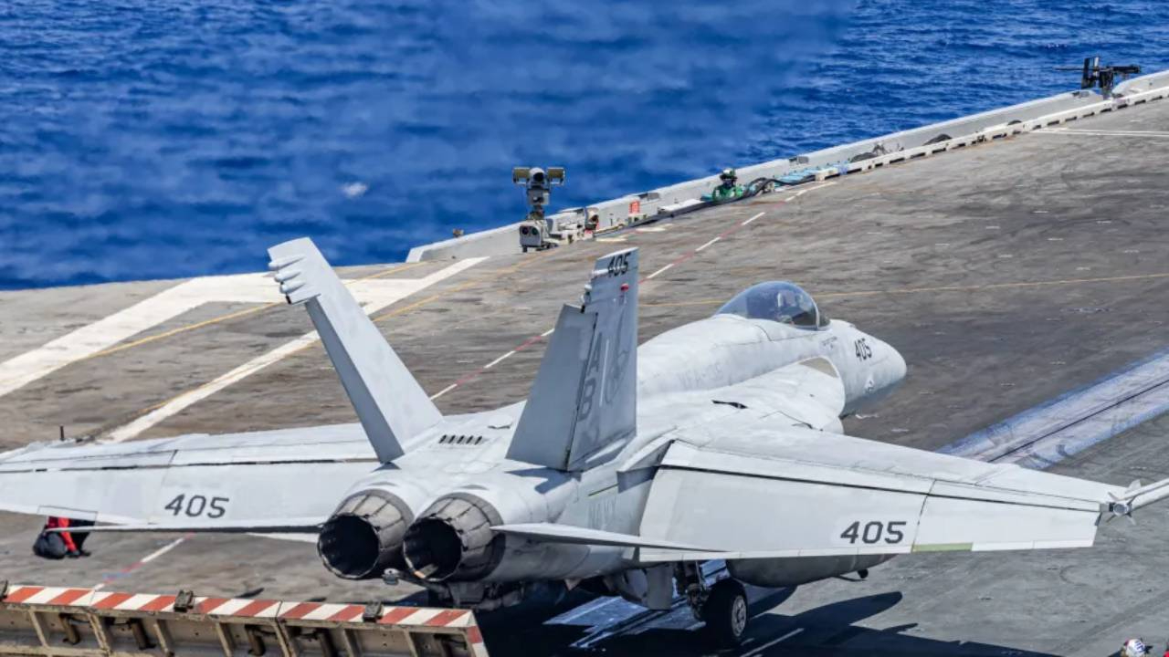 ABD Donanması’na ait 60 milyon dolarlık F-18 savaş uçağı Kızıldeniz’e düştü