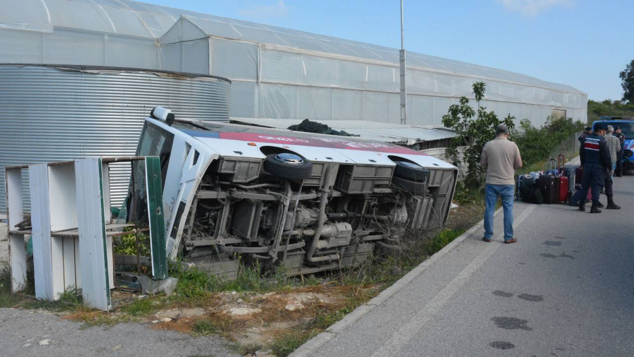 Manavgat'ta tur otobüsü devrildi, 18 Rus turist ve aracın şoförü yaralı