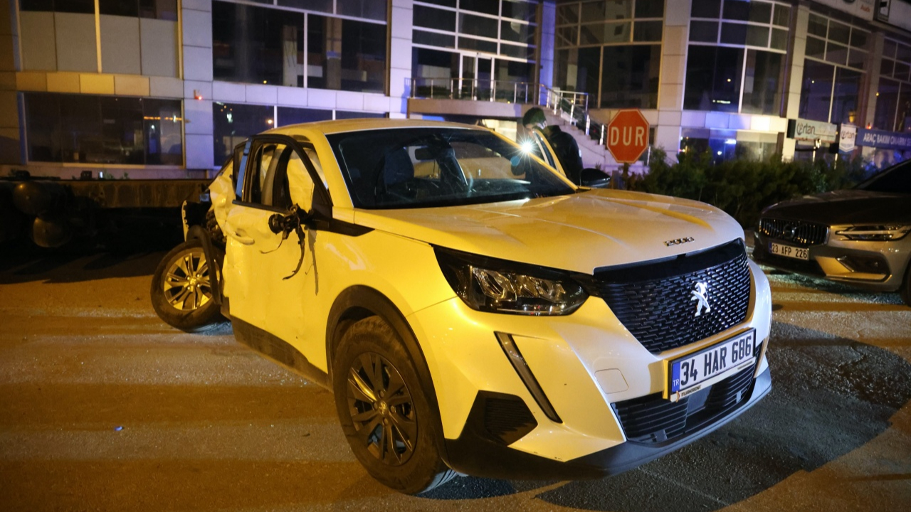 Elazığ'da tır otomobile çarptı! 4 kişi yaralandı