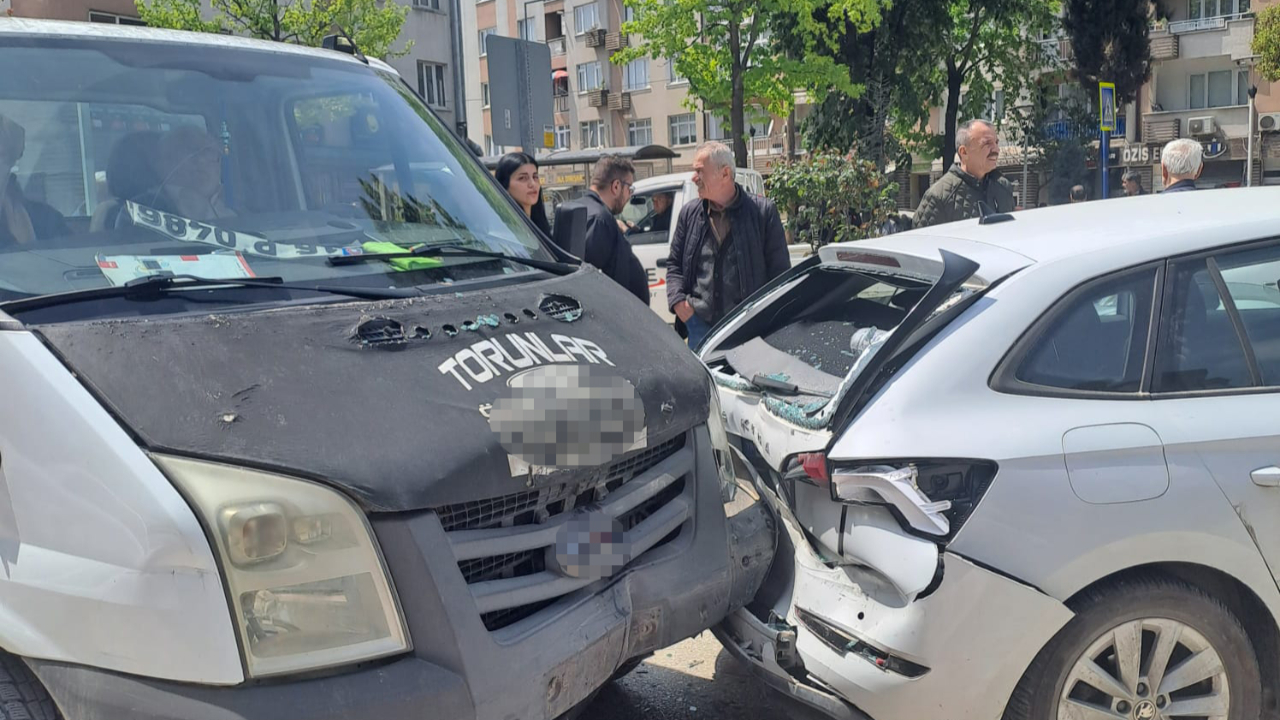 Bursa’da kamyonet-otomobil kazası! 3 kişi yaralandı