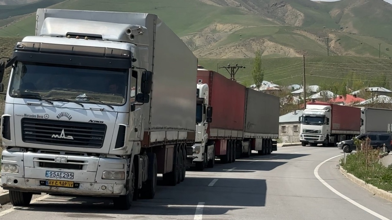 Türkiye-İran sınırında hareketlilik! Esendere’de 2 kilometrelik tır kuyruğu oluştu