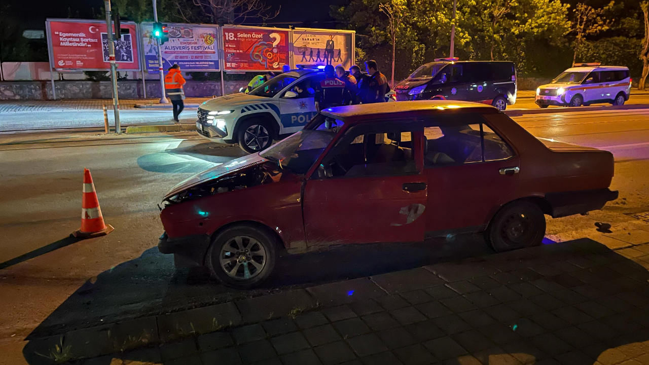 Eskişehir’de film gibi kovalamaca! Polisten kaçan ehliyetsiz sürücü ters yönde kaza yaptı, 40 bin TL ceza yedi