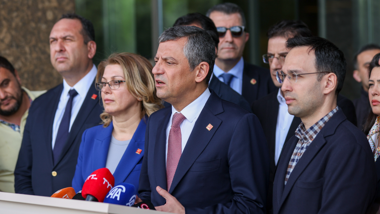 Özgür Özel'den Sırrı Süreyya Önder'in tedavi gördüğü hastaneye ziyaret