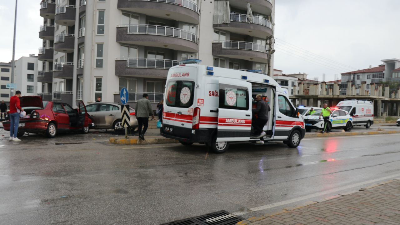 Denizli’de yağış ve sürat faciası! 3 araç çarpıştı, 1’i ağır 8 yaralı
