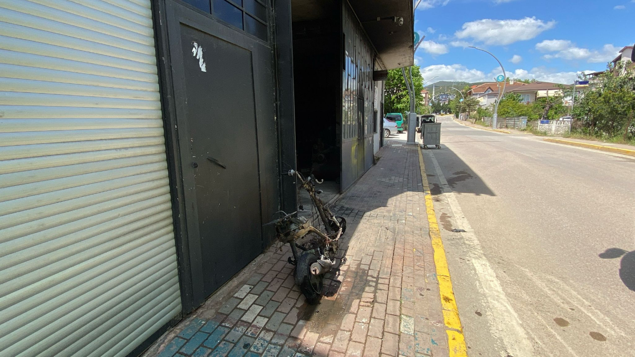 Kaynak işlemi sırasında motosiklet alev aldı, geriye sadece iskelet kaldı