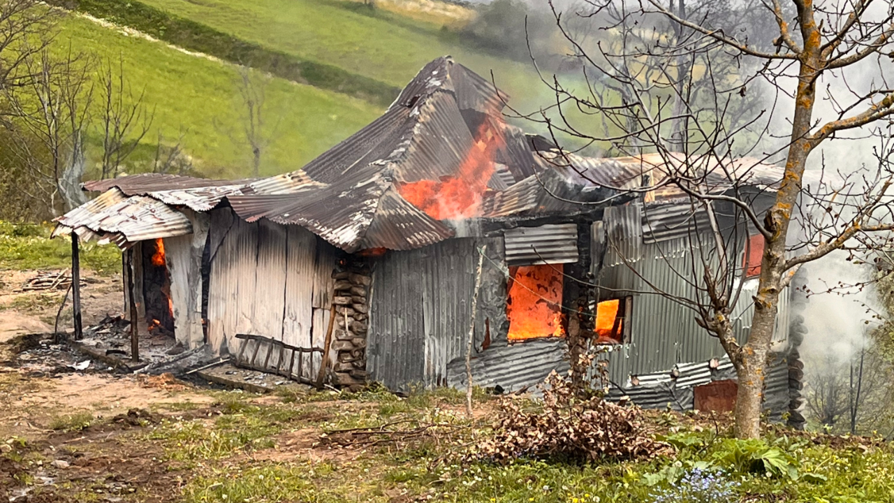 Ordu'da yaşlı adamın evi, çıkan yangında küle döndü