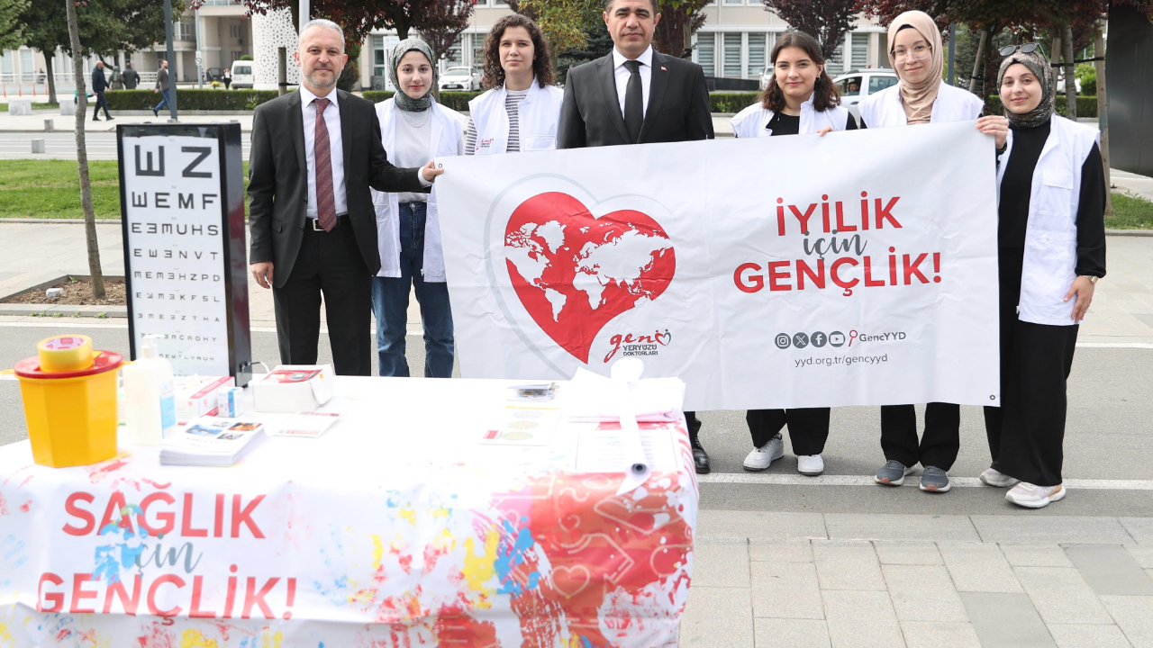 Düzce'de Sağlık Sokağı'nda sağlık ekipleri gün boyu ücretsiz tanıtım ve tarama yaptı