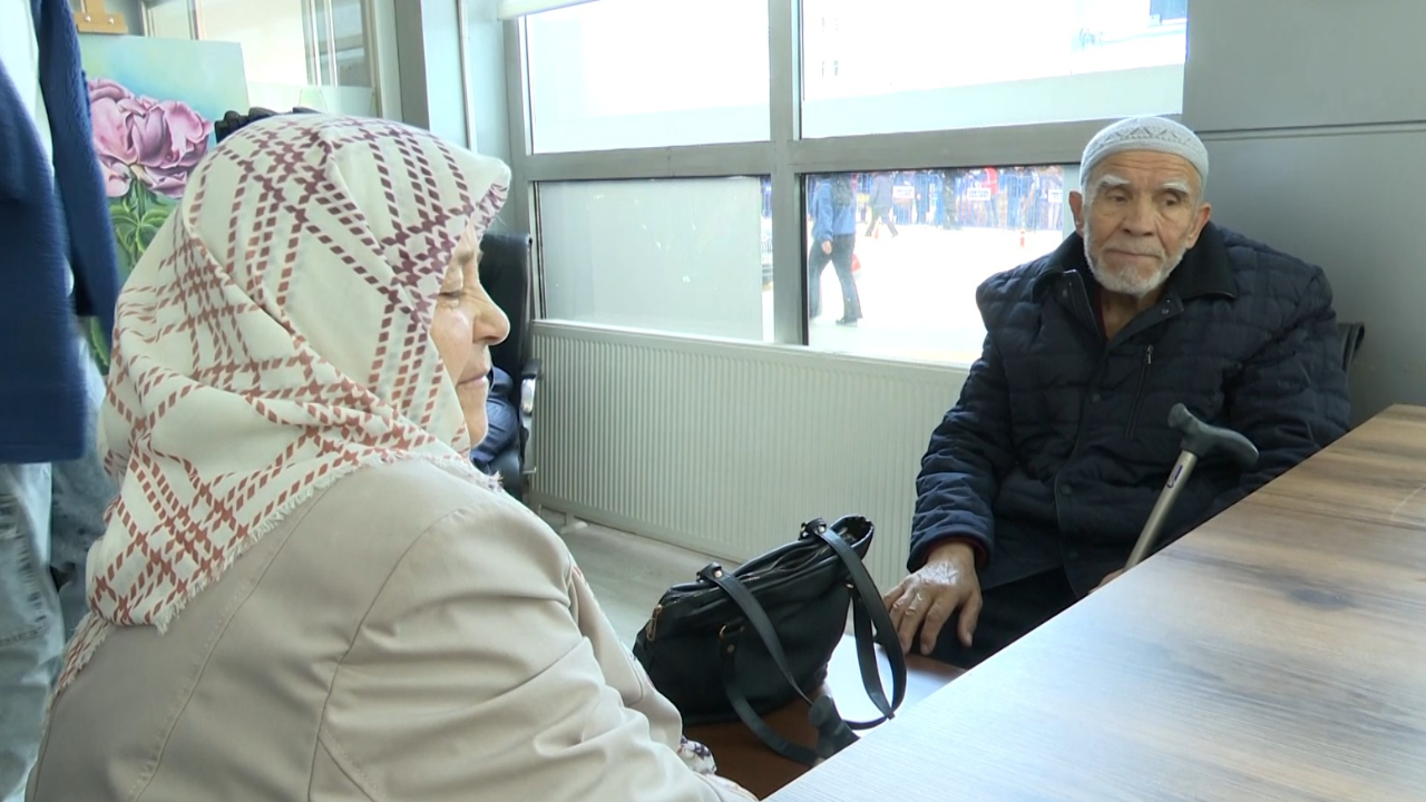 Isparta’da yürek ısıtan bağış! Yaşlı çift, biriktirdiği 7,2 gram altını yoğun bakıma hediye etti