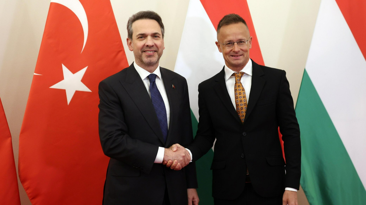 Türkiye enerji hamlesine bir halka daha ekledi! Bakan Bayraktar'dan Macaristan’da kritik imza: “Artık resmileşti”