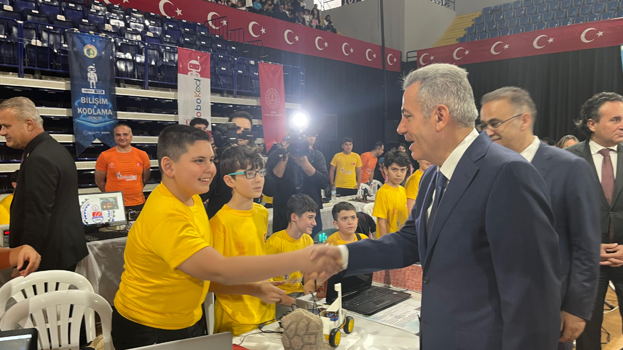 İzmir geleceği kodluyor! ROBOKOD Şenliği’nde 600 öğrenci teknolojide sınırları zorladı