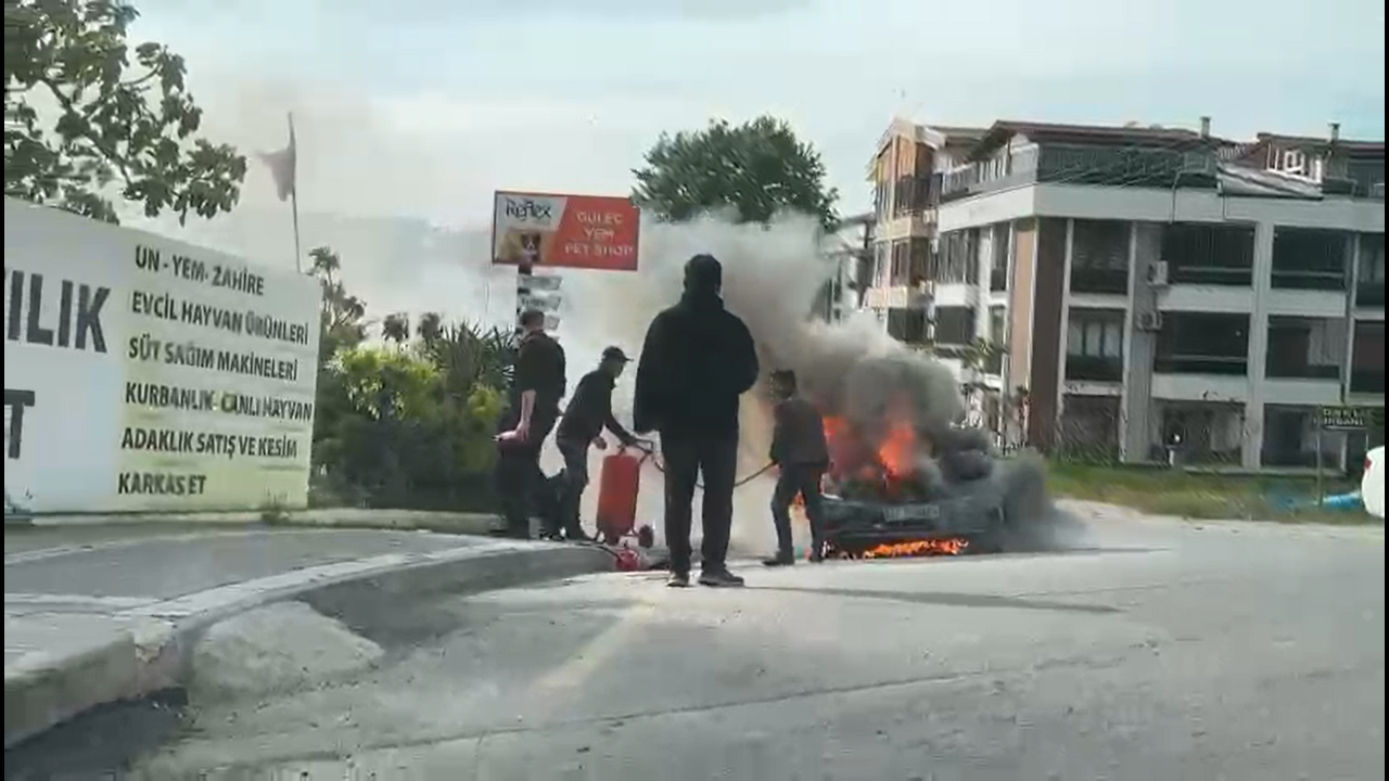 Yalova’da seyir halindeki otomobil alev alev yandı