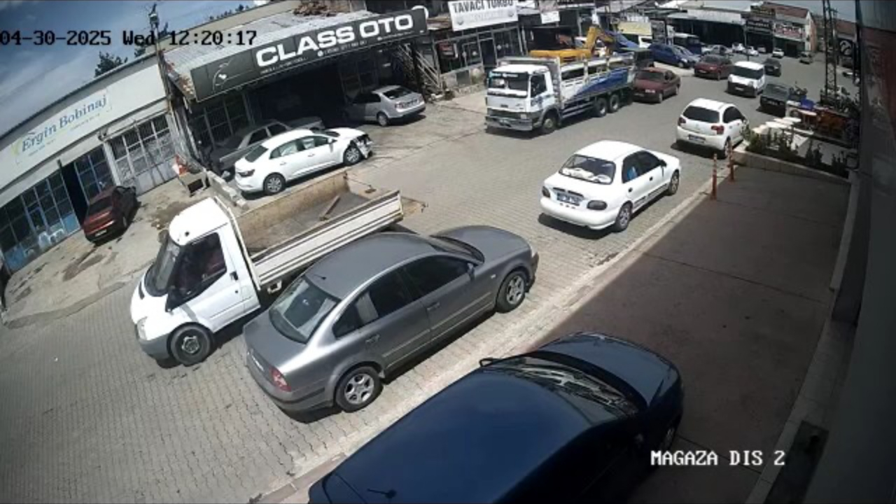 Freni boşalan kamyon 4 araca çarptı, yaralanan olmadı