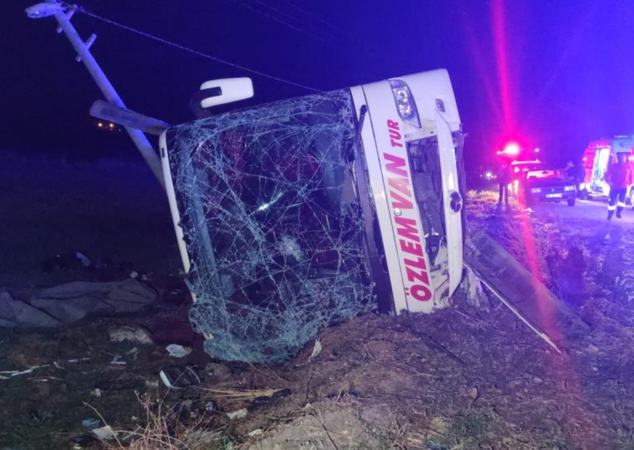 Van’da feci kaza: Yolcu otobüsü devrildi, 28 yaralı! Ortalık savaş alanına döndü...