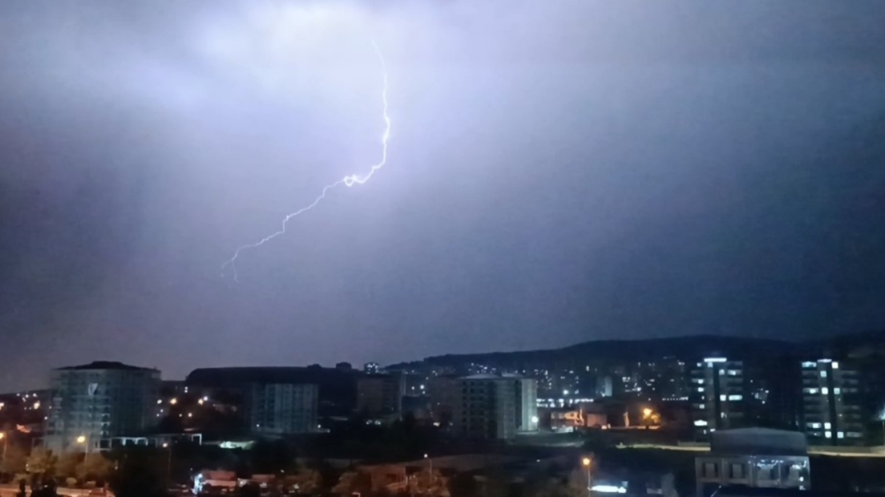 Gaziantep’te sağanak ve dolu hayatı felç etti, şimşekler geceyi aydınlattı