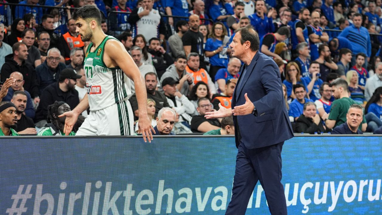 Ergin Ataman'dan şok sözler: Tribünlerle gerildi, salonu terk etti!