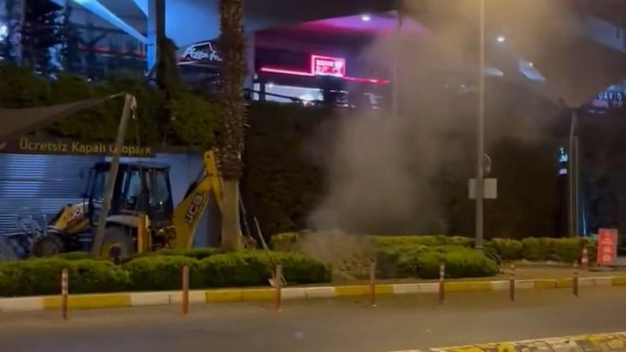 Halkalı'da AVM önünde korkutan doğalgaz sızıntısı! Çalışmalar sırasında yürekler ağza geldi
