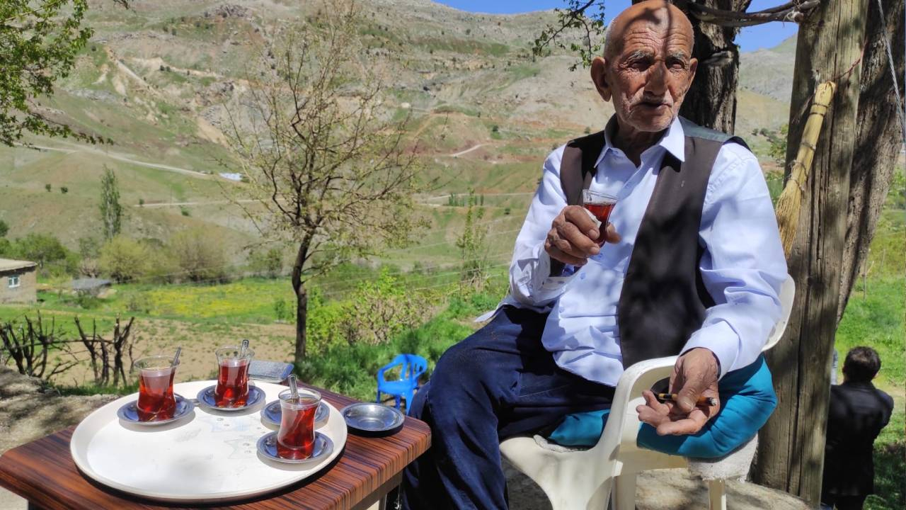 İlk aşkı ağanın kızıydı, onu alamayan Mehmet Reşit dede, 3 evlilik yapıp 28 çocuğundan 250 torun sahibi oldu ama hala unutamadı