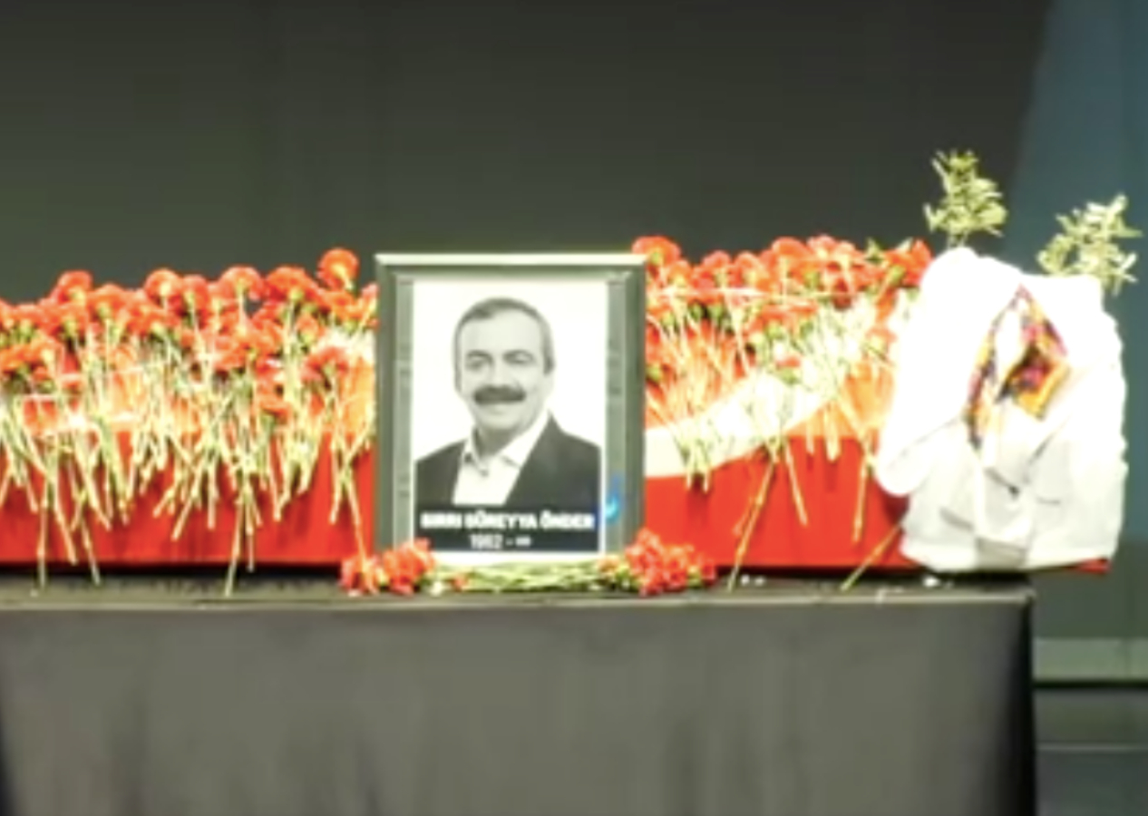 Sırrı Süreyya Önder'e AKM'de duygusal veda! Tabutta yer alan zeytin dalı dikkat çekti...