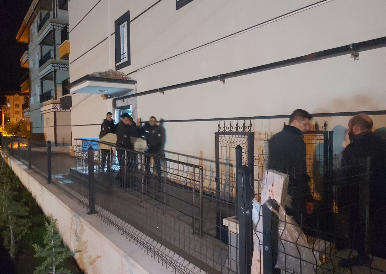 Ankara'da komşusunu tabancayla öldürüp, aynı silahla intihar etti