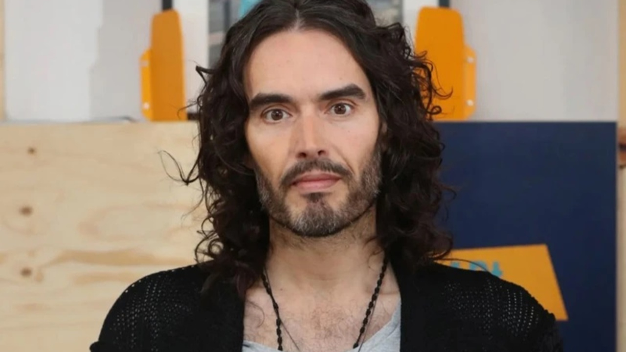 Ünlü oyuncu Russell Brand, cinsel saldırı suçlamasıyla hakim karşısına çıktı!