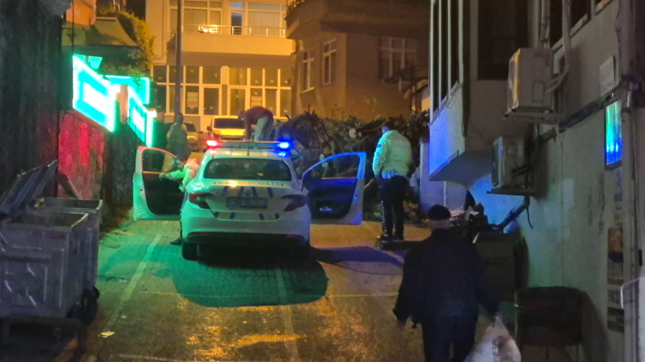 Bartın’da yola dökülen odunlar trafiği felç etti