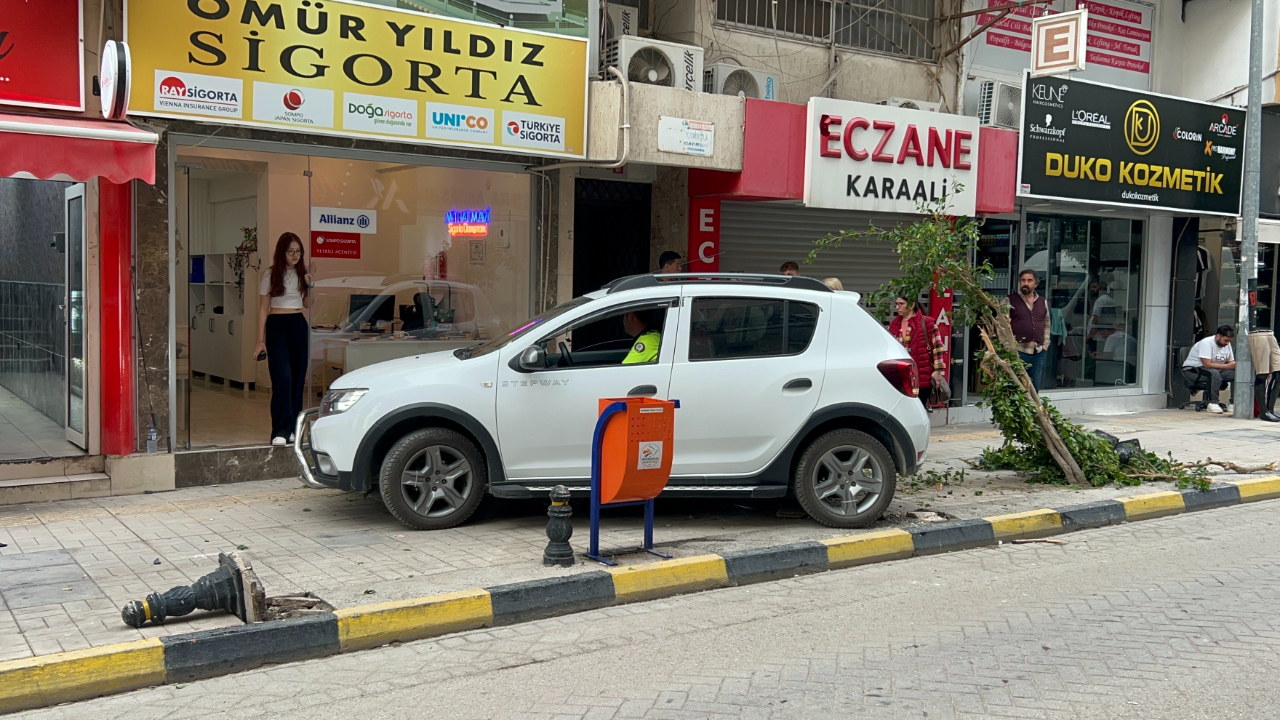 Hatay’da fren-gaz kazası! Otomobil kaldırıma çıktı, faciadan dönüldü