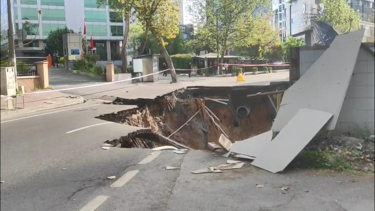 Sarıyer'de yol çöktü, asfaltın kırıldığı anlar kamerada