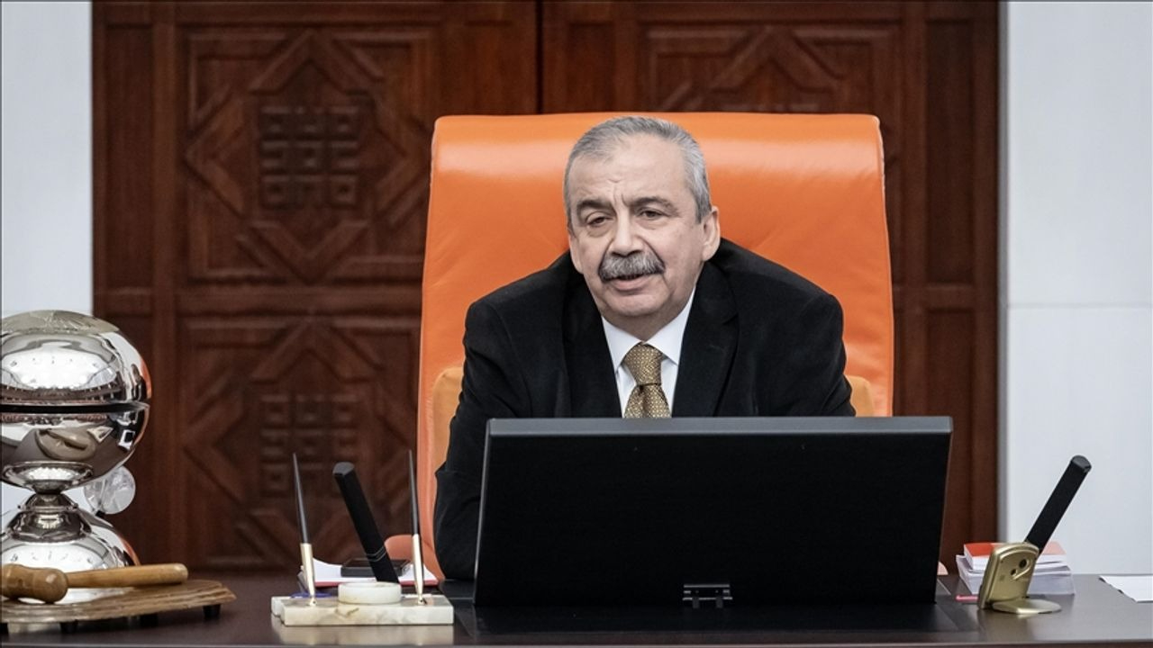 Siyasetin mizahi dili sustu... İşte Sırrı Süreyya Önder'in hafızalara kazınan o anları!