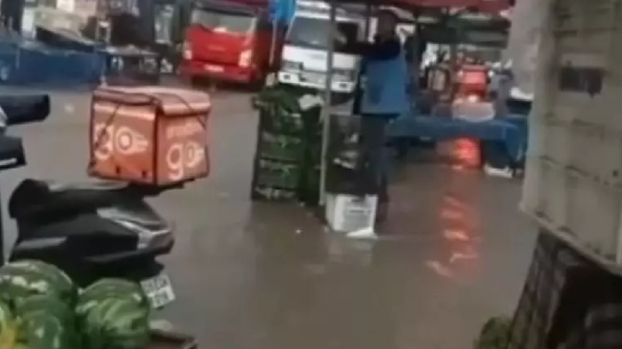 Ankara'yı sel aldı! Ceviz büyüklüğünde yağan dolu trafiği aksattı...