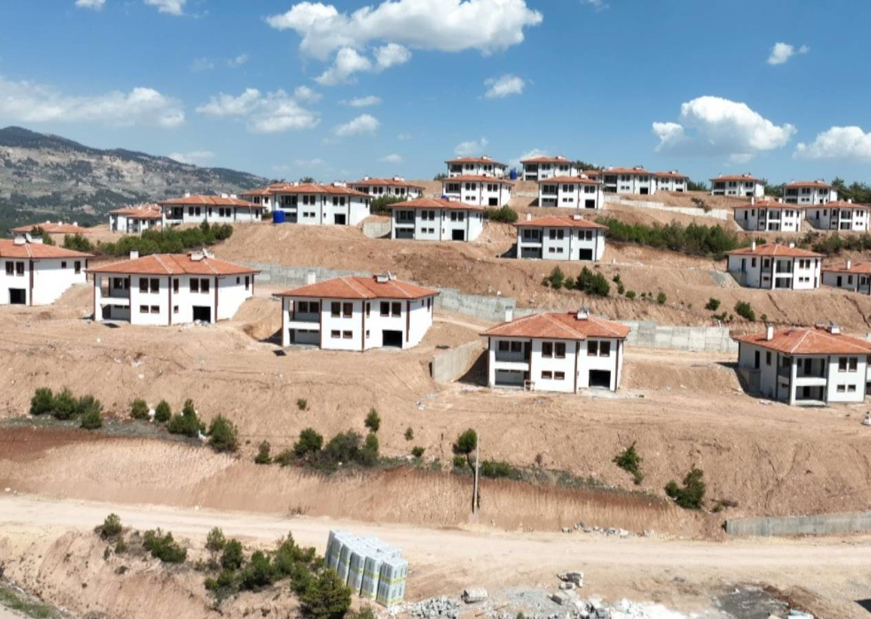 Kahramanmaraş Dulkadiroğlu'nda depremzedelere villa gibi evler yapıldı, muhtar öve öve bitiremedi