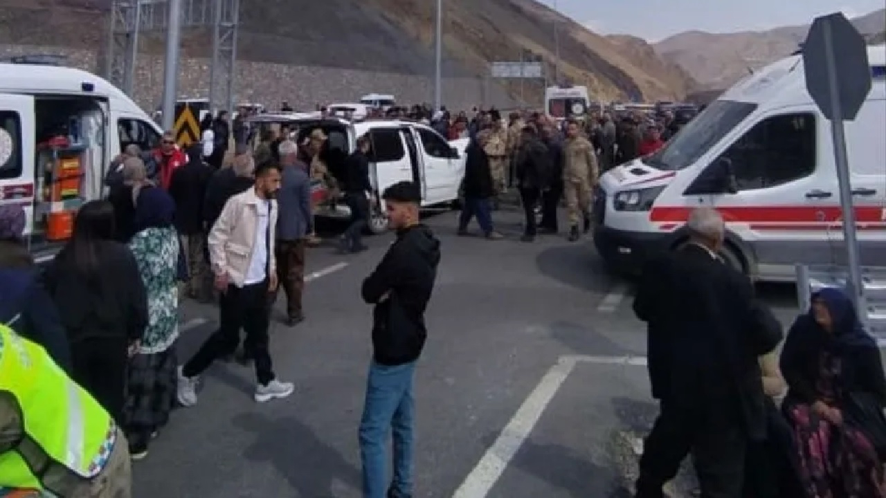 Hakkari'de keskin virajda iki araç kafa kafaya çarpıştı: 8 kişi yaralandı...