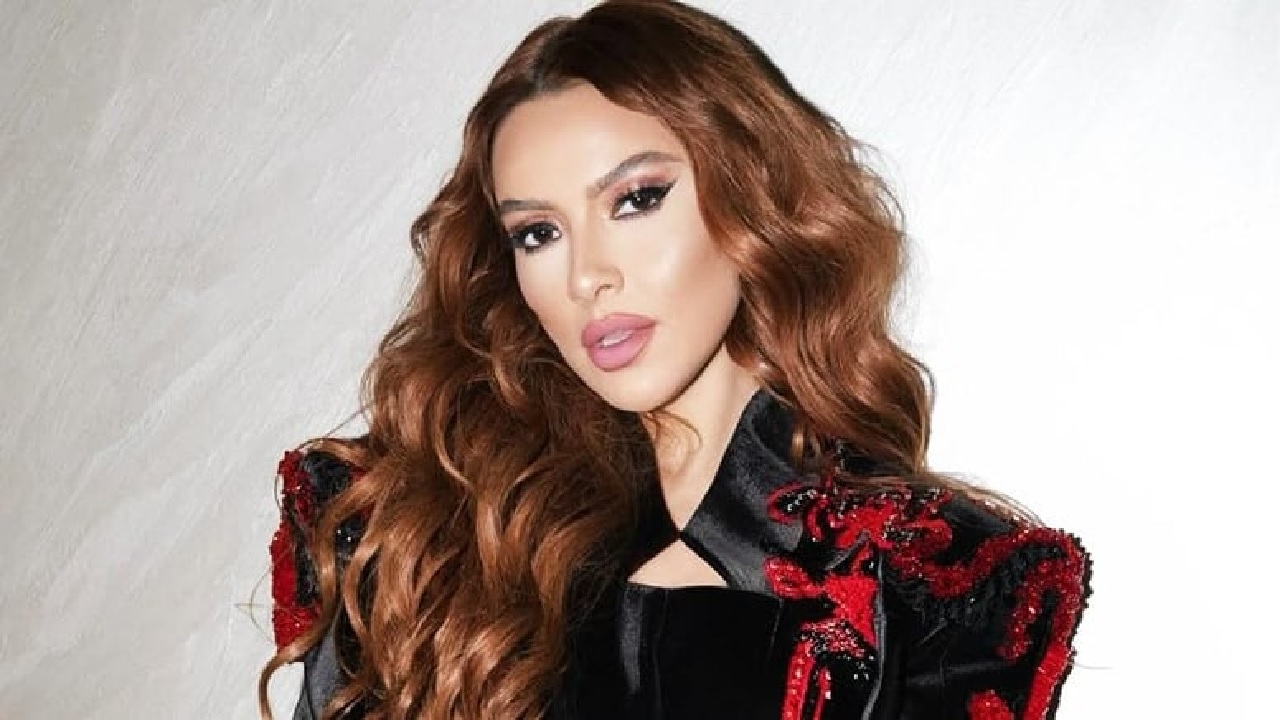 Hadise yaz sezonunu erken açtı: Bikinili pozuna yazdığı notla kime gönderme yaptı?