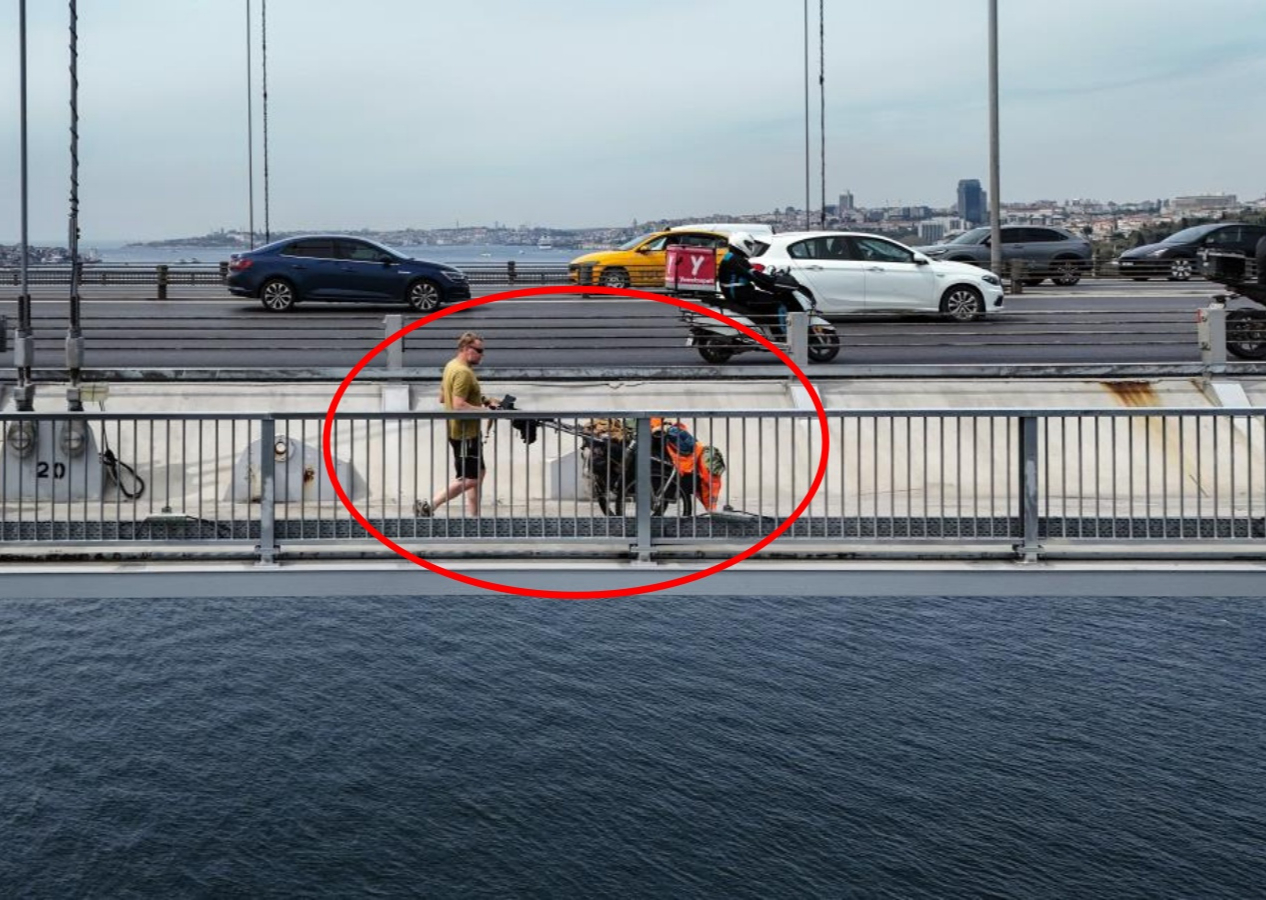 Yürüyerek 26 ülke arşınlayan ünlü gezgin Karl Bushby stanbul'da! 15 Temmuz Şehitler Köprüsü’nü yürüyerek geçti...
