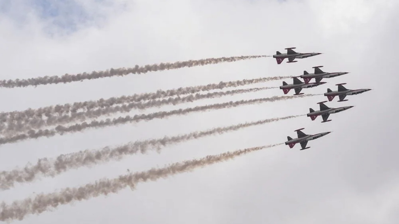 Türk Yıldızları TEKNOFEST KKTC’de gökyüzünü fethetti! Muhteşem gösteri uçuşu