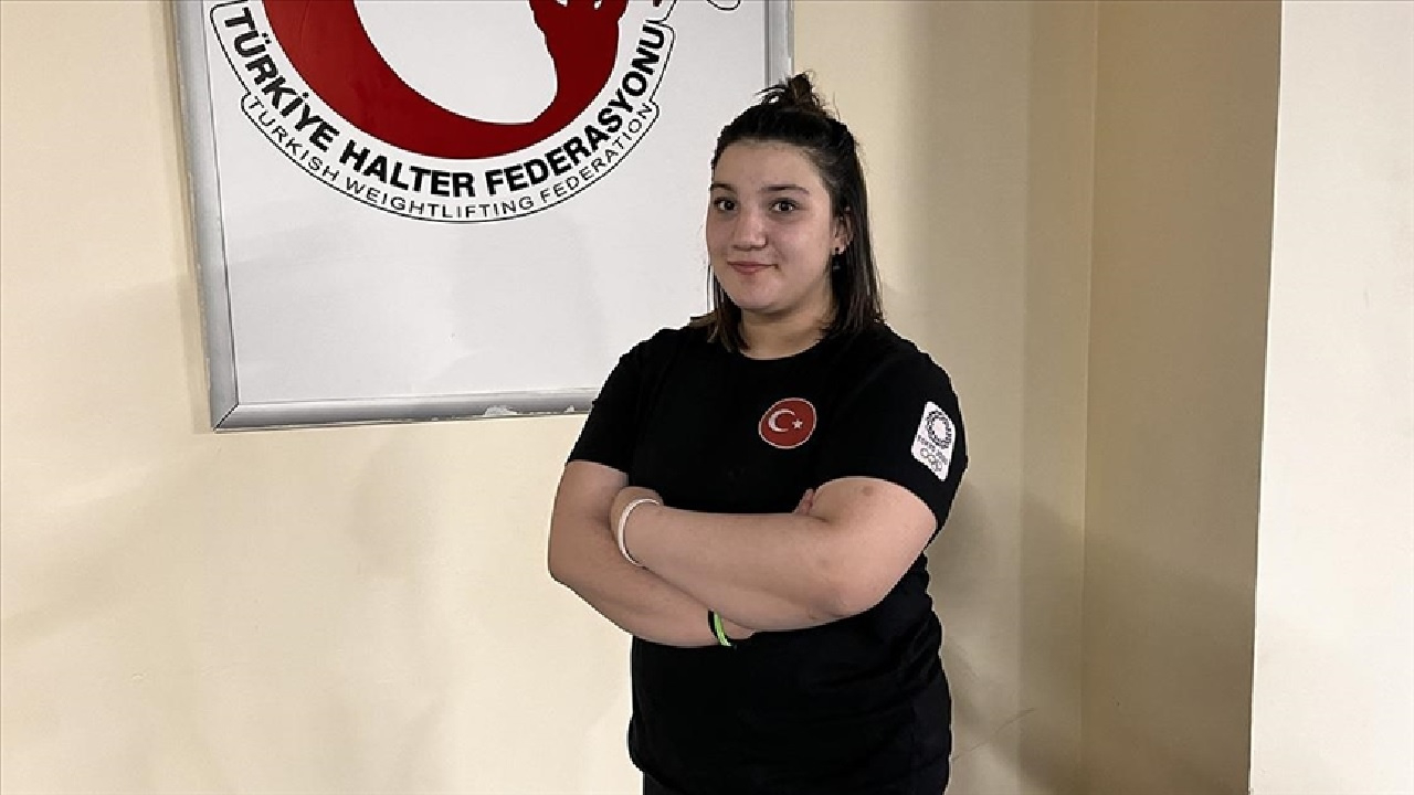 Milli halterci Fatmagül Çevik gururlandı: gençler dünya şampiyonu oldu