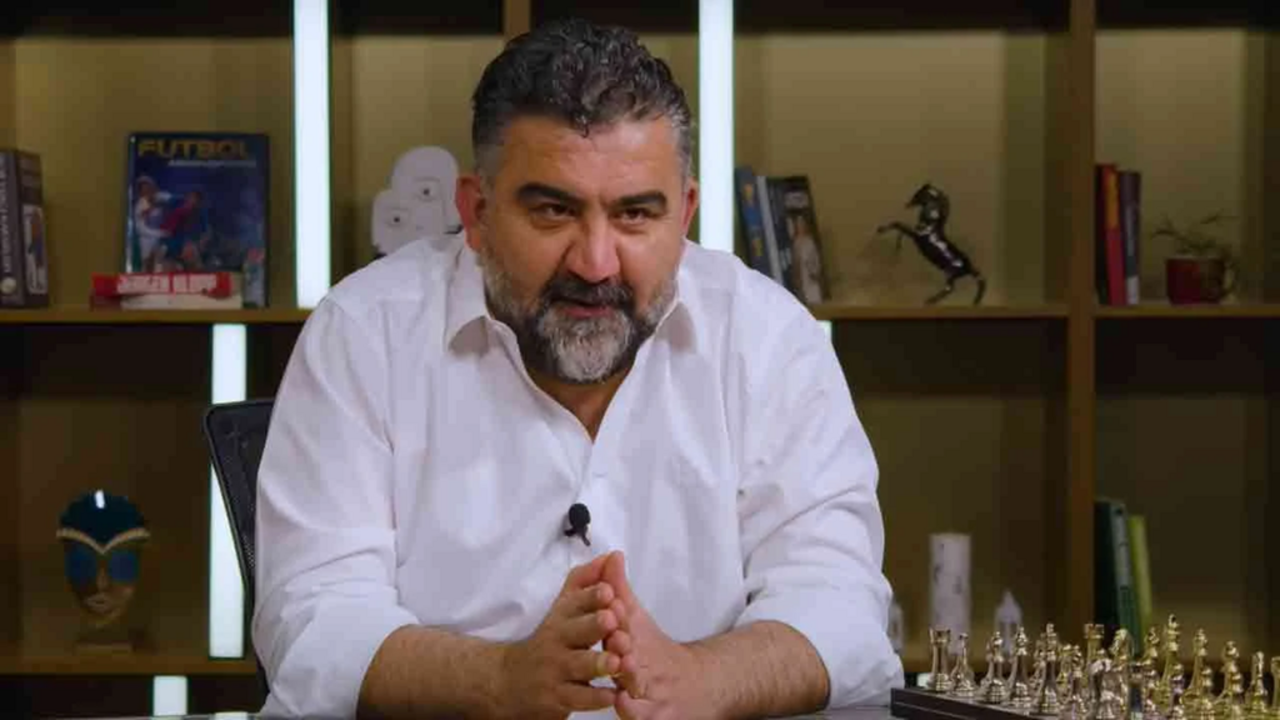 Ümit Özat'tan Jose Mourinho'ya Ağır Sözler: "Dalga Geçer Gibi Her Hafta Başka 11!"