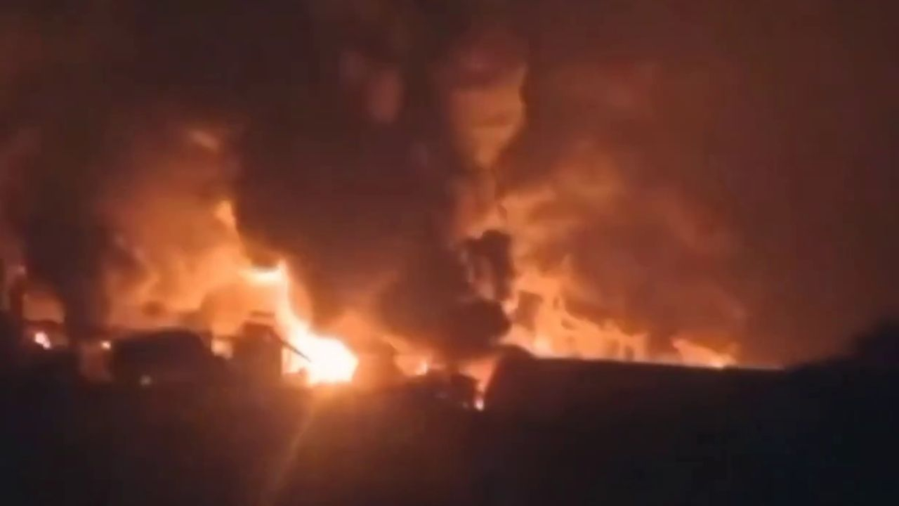 İsrail zulme Yemen'i de dahil etti! Hudeyde Limanı'na bombalar yağdı!