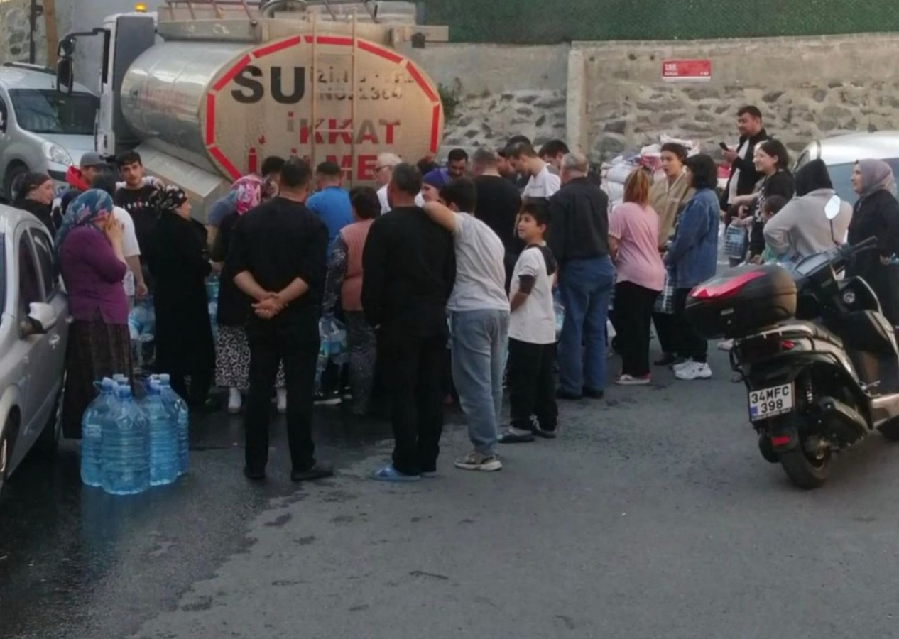 Sarıyer’de çöken yol bölgeyi felç etti: Eski Büyükdere Caddesi kapalı, Ayazağa susuz, vatandaşlar isyanda!