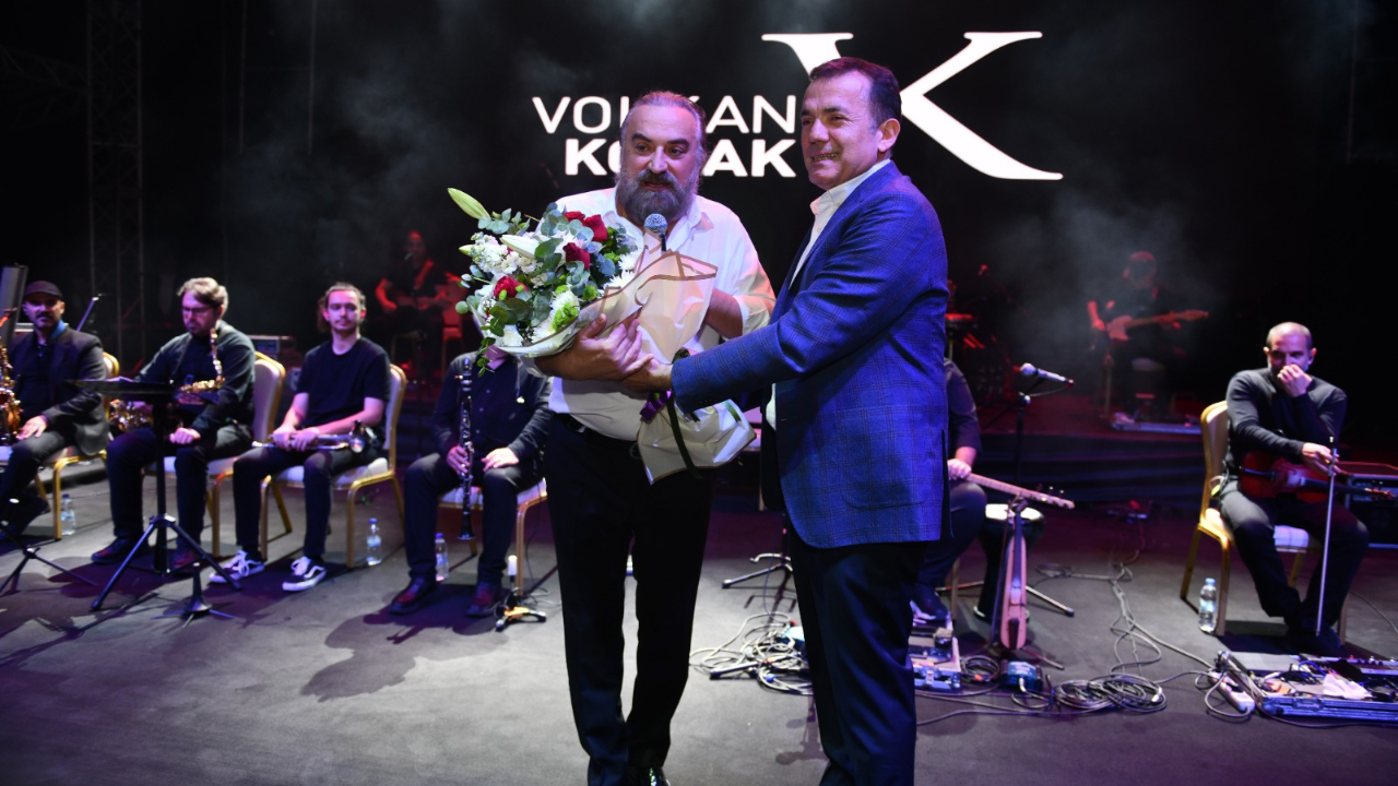 Mersin'de 1500 kişilik salonun ismi Volkan Konak Cumhuriyet Salonu olarak değiştirildi