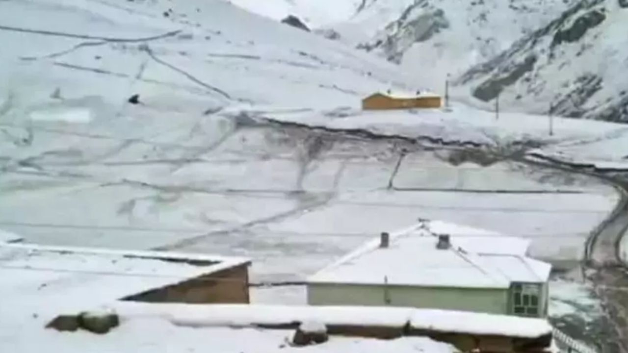 Yazı beklerken kış geldi! Mayıs'ta şoke eden görüntü! O ilçe beyaza büründü...