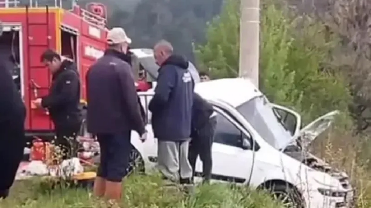 Denizli'de feci kaza! Elektrik direğine çarpan araçta 2 ölü 1 yaralı