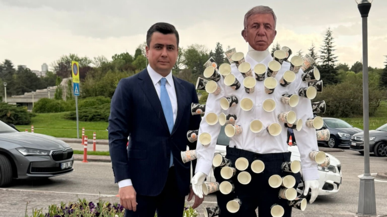 Osman Gökçek, TBMM'ye Mansur Yavaş maskeli cansız manken ile geldi! 159 milyon TL’lik karton bardak vurgunu...