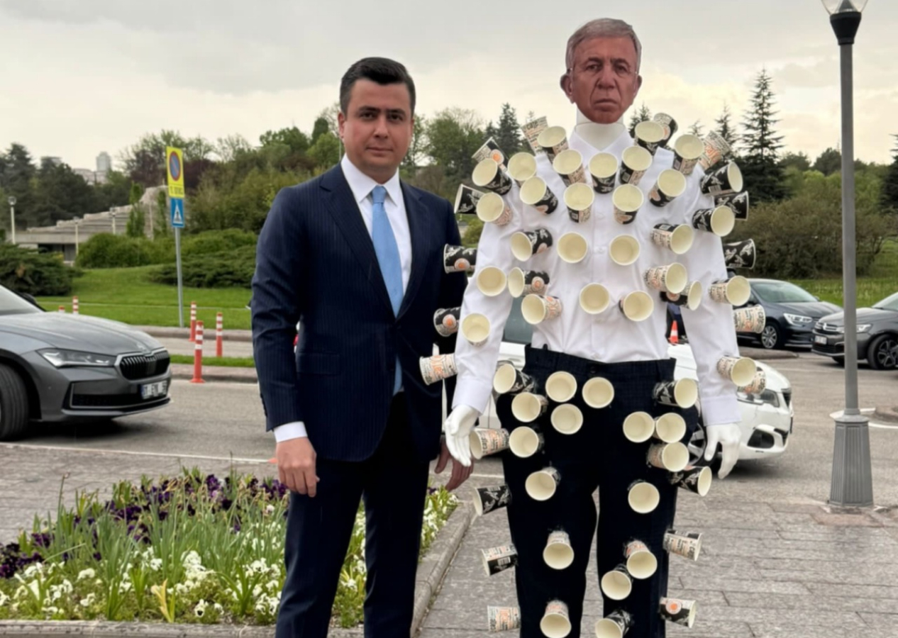 Osman Gökçek, TBMM'ye Mansur Yavaş maskeli cansız manken ile geldi! 159 milyon TL’lik karton bardak vurgunu...