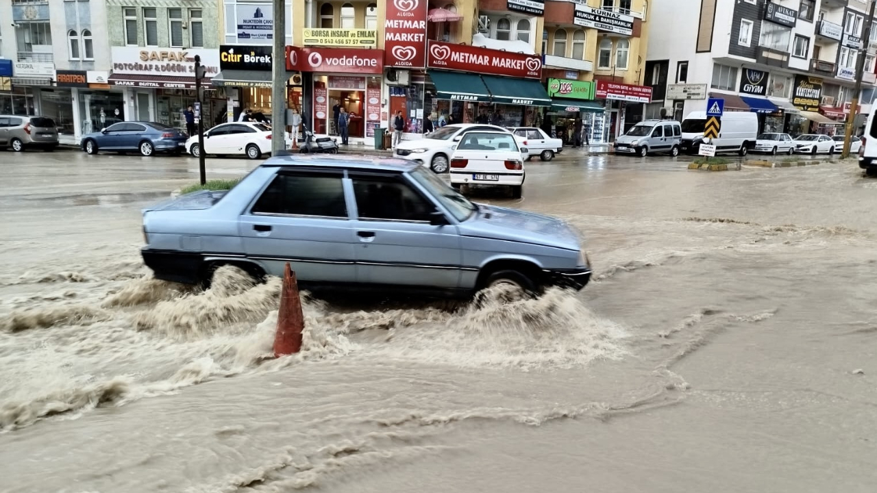 Sinop’u sağanak vurdu: Bazı ev ve iş yerlerini su bastı